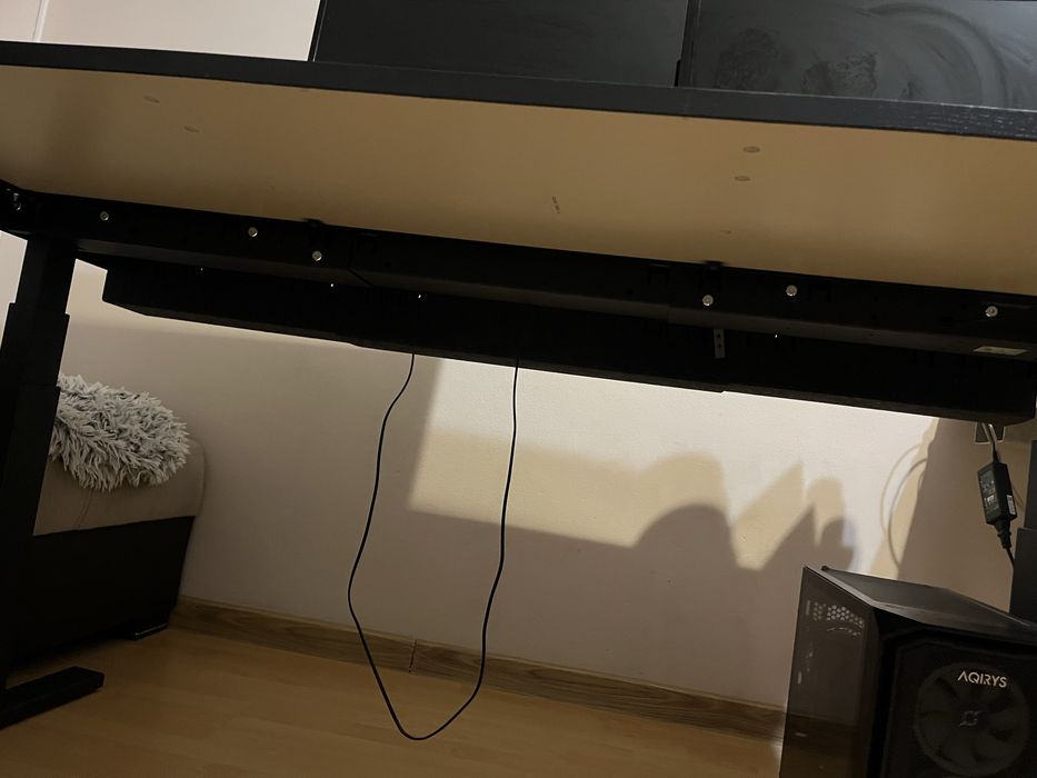 Birou Ikea Mittzon cu inaltime reglabila