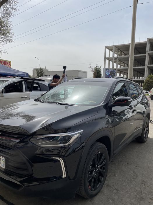 Tracker 2 qora glansiviy parog