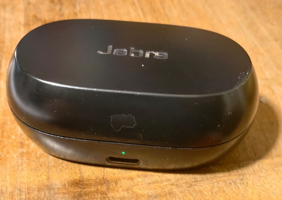 Jabra Elite 7 Pro, дясната слушалка и кейсът  за зарежданене