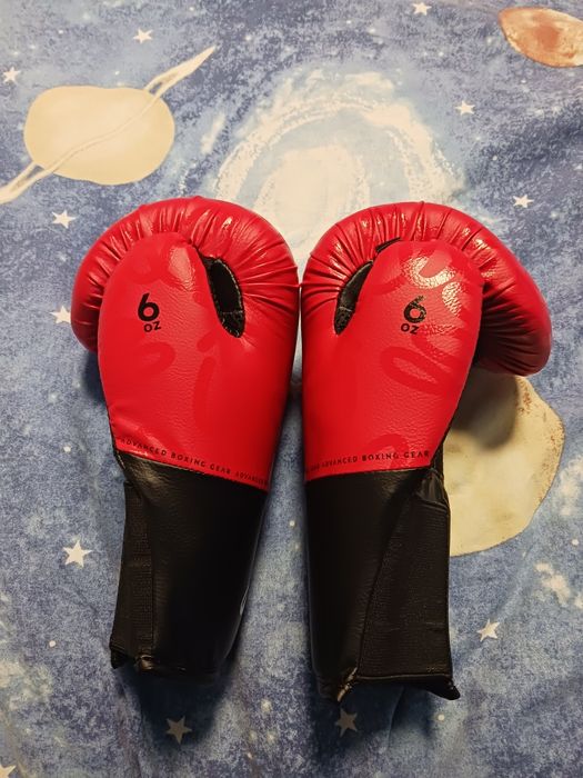 Чисто нови ръкавици за бокс