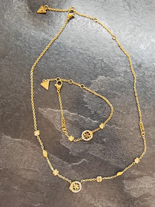 Комплект колие,гривна и обици на guess