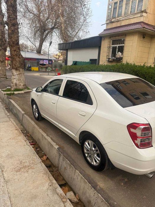 Продам кобалт ат 2022 год цвет белый,  метан