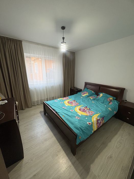 Vând apartament 4 camere + garaj la demisol
