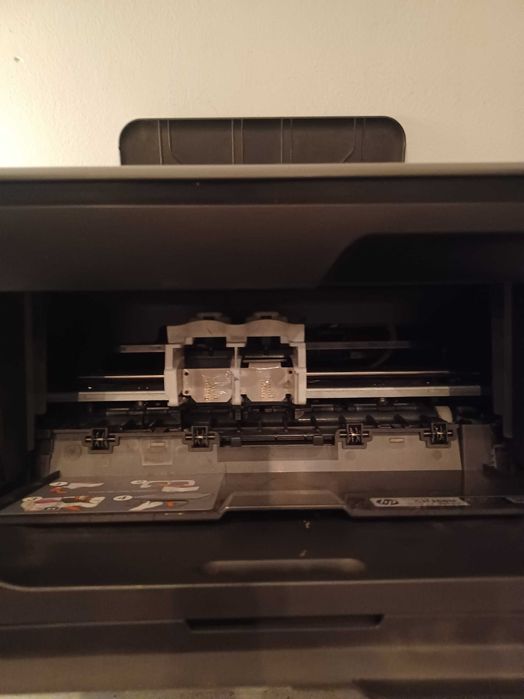 Imprimantă HP DeskJet 2050 cu scanner