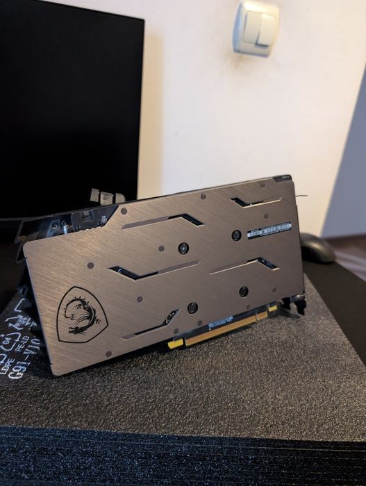 Vând placa video Nvidia GeForce GTX 1660 Super Msi gaming X