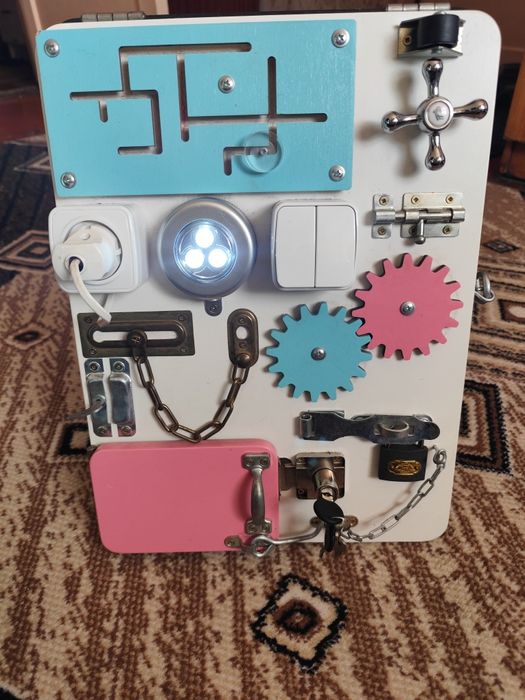 Продам бизиборд.