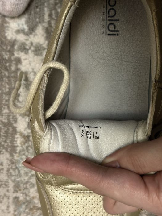 Золотые кроссовки