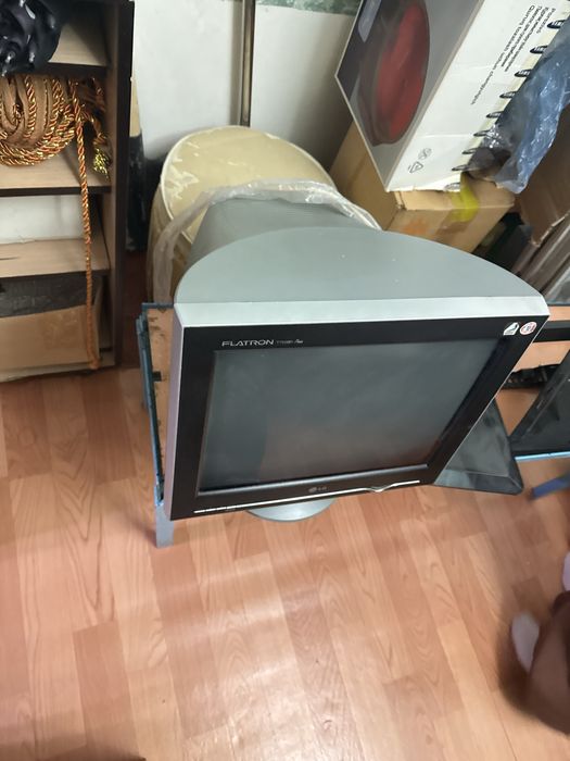 Монитор старого образца с задней частью рабочий цветной качество изобр