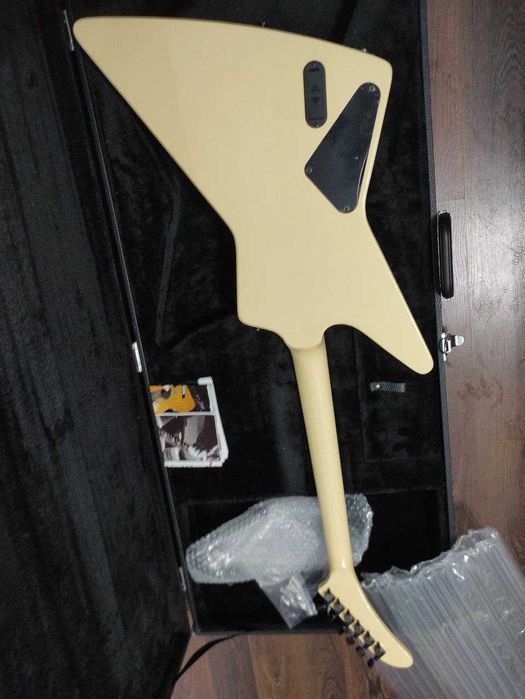 Продавам Лютиерска Електрическа Китара с Форма на ESP MX 220 Explorer