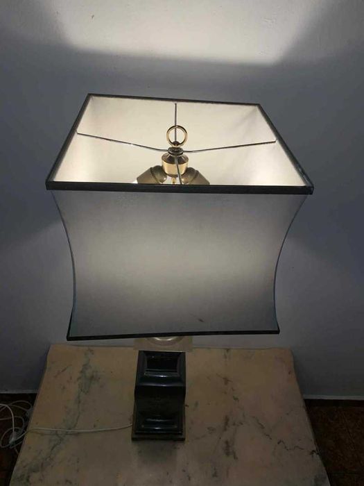 Veioza cu doua becuri amplasate pe suport din alama