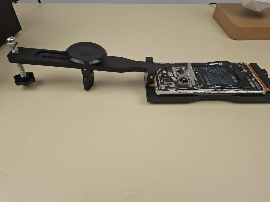 dispozitiv cu ventuza pentru dezlipire ecrane telefon