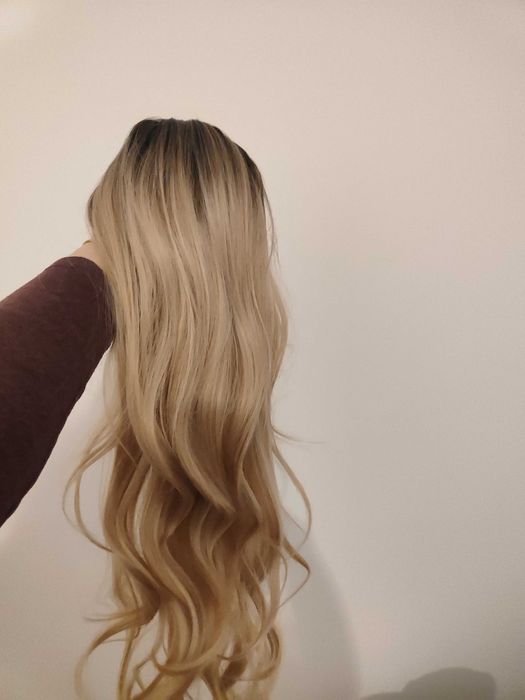 Перука на букли с бретон за 15€.