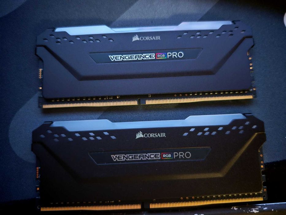 Рам памет Corsair VENGEANCE RGB 16GB (2x8GB) DDR4 3200MHz