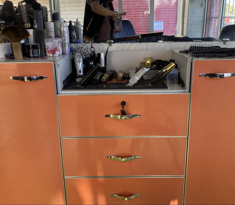 Mebel sotiladi sartaroshxonaniki narxi yana kelishiladi