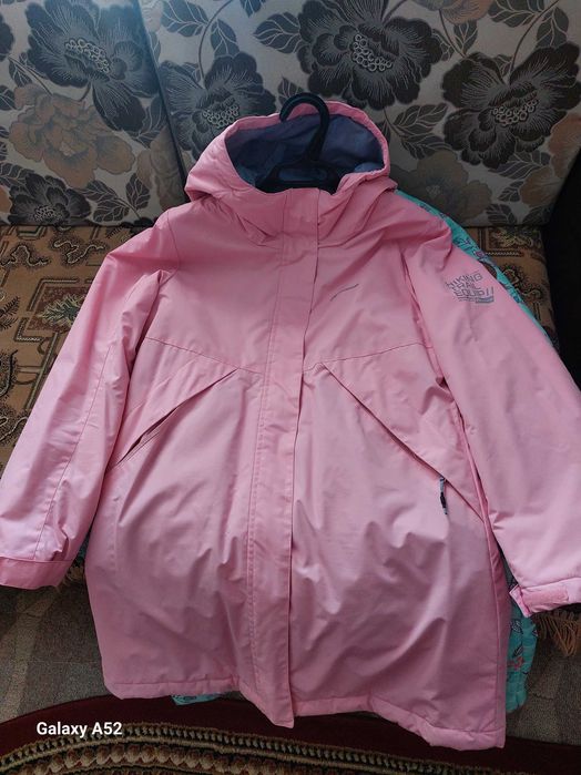 Продам куртку на девочку