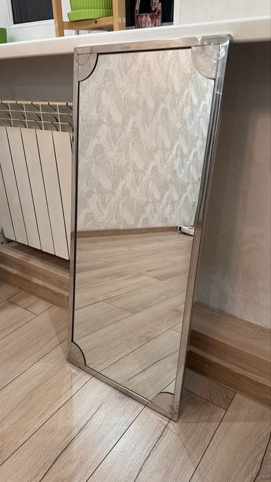 Зеркало в металлической раме