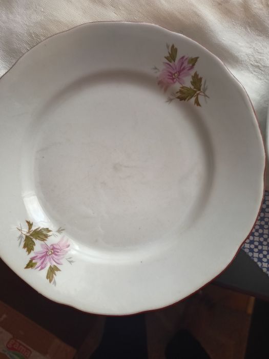 Нови запазени български стари порцеланови чинй