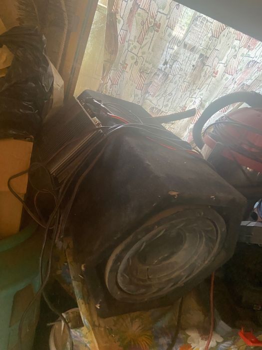 Продавам бас каса 900вата с усилвател