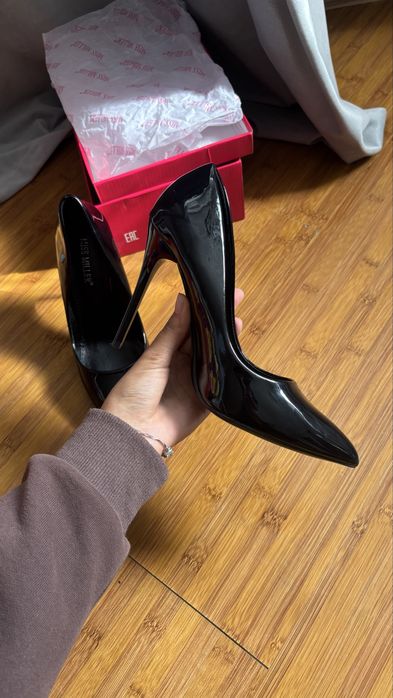 Черные глянцевые лодочки