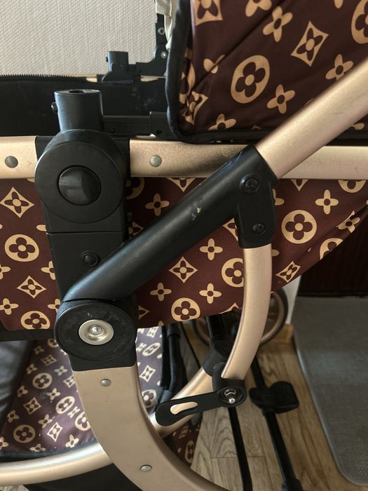 Модная коляска в отличном состоянии