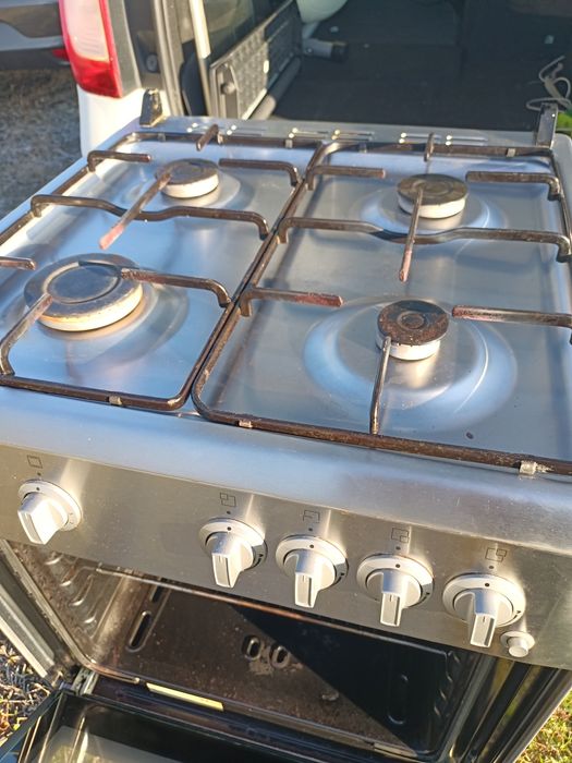 Vând aragaz cu aprindere electrica 60cm/60cm