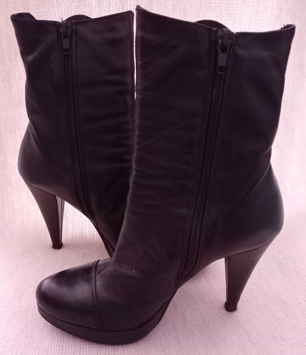 Изгодно! Дамски елегантни боти на висок ток от естествена кожа.