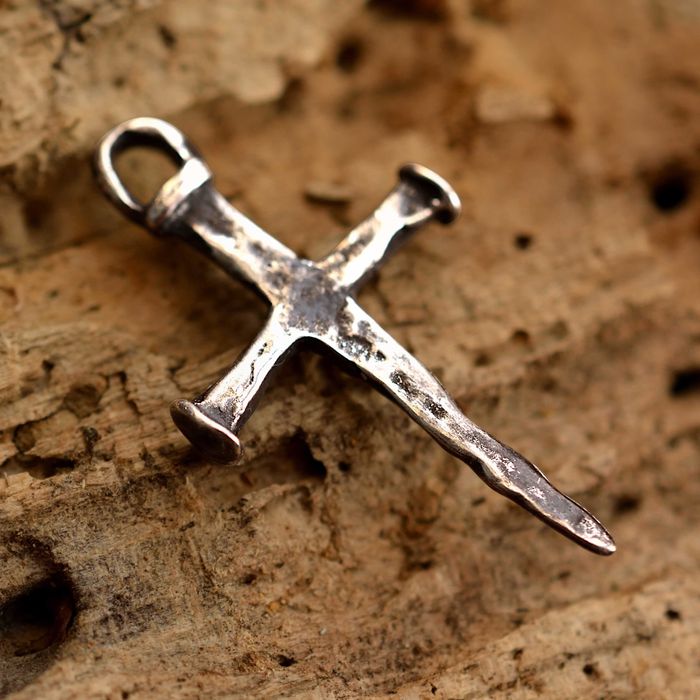Сребърен Рюстик Кръст от пирони – Ръчна изработка, висулка с характер.