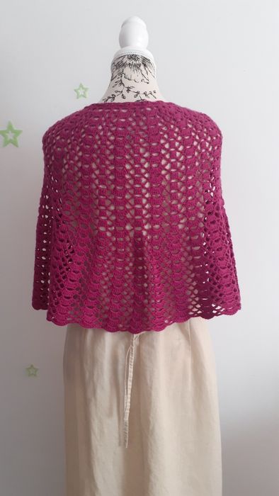 Capă croșetată manual