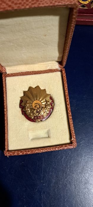 Lot medalii si decoratii.