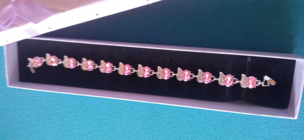 Елегантна, нова сребърна гривна в кутия.