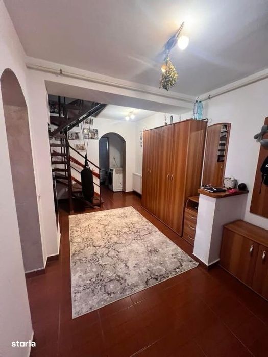 Apartament 4 camere decomandat cu scara interioara, Zona Sarari