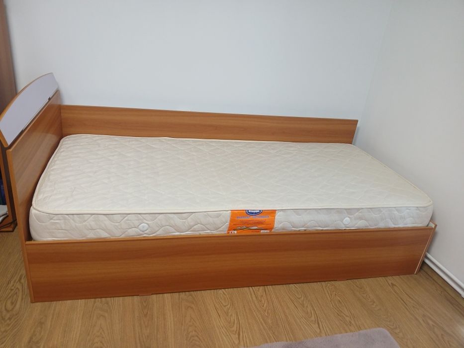 Pat 90 x 200, cu somiera si saltea
