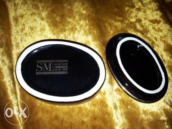 кутия за бижута с позлатена рисунка