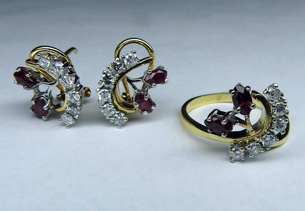 Обеци и пръстен с диаманти и рубини