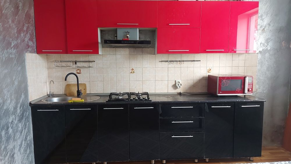 Кровать, кухонный гарнитур.