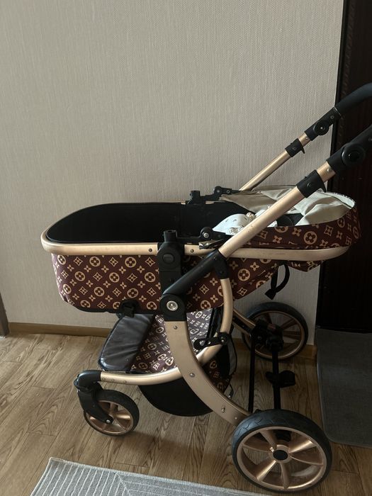 Модная коляска в отличном состоянии