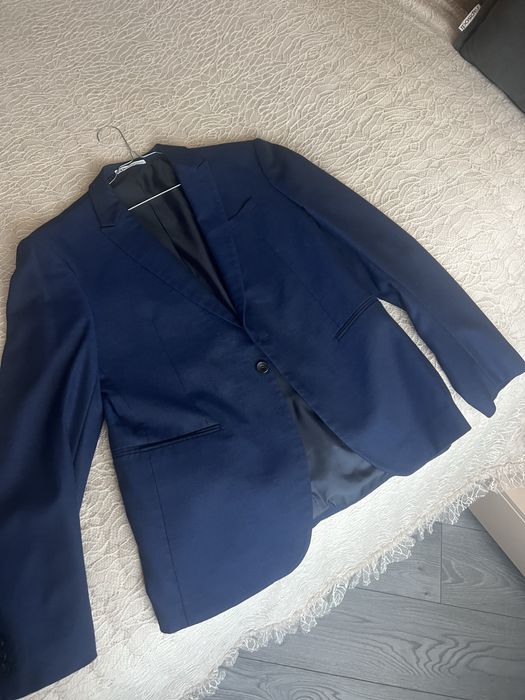 Тъмно син костюм zara