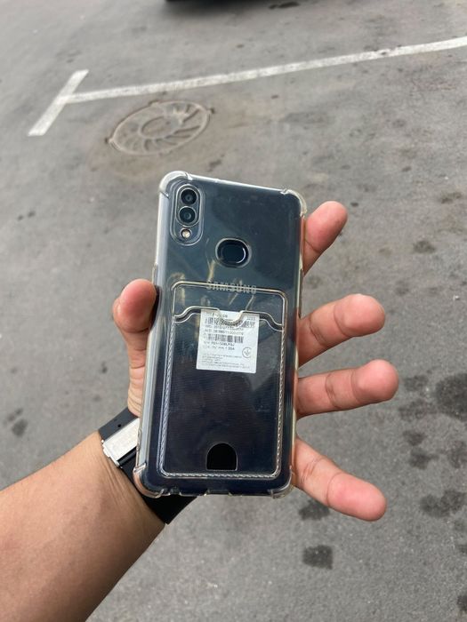 Самсунг А20С хорошем состоянии