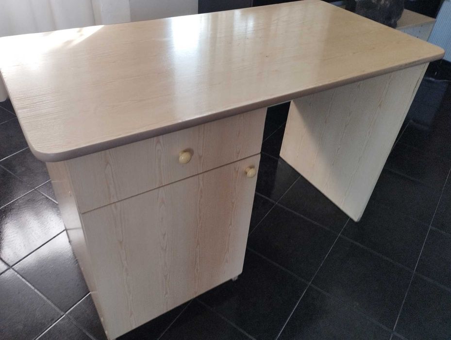 Продавам бюро ,много запазено