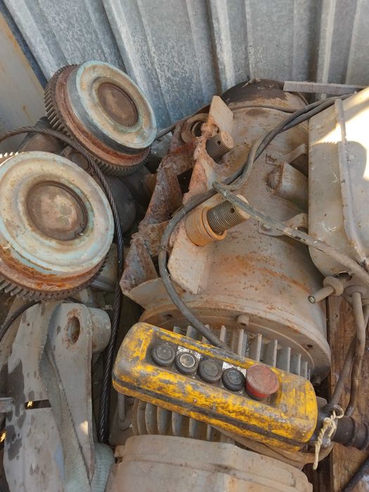 Продавам телфер 2 тона.