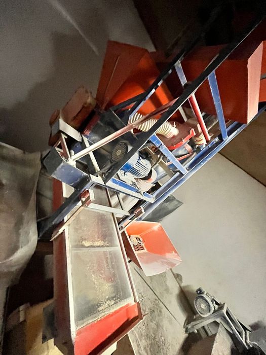 Vând moară de mălai