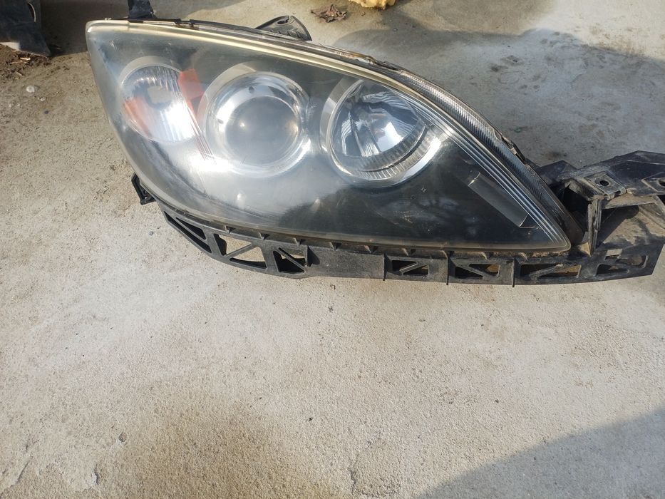Десен фар за мазда 3 2006 година хечбек