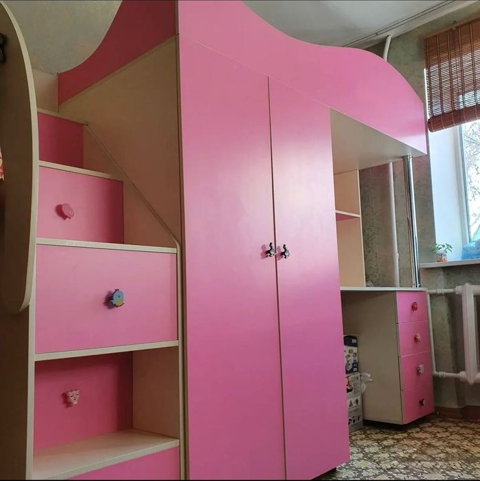 Кровать, стол, шкаф, тумбочки