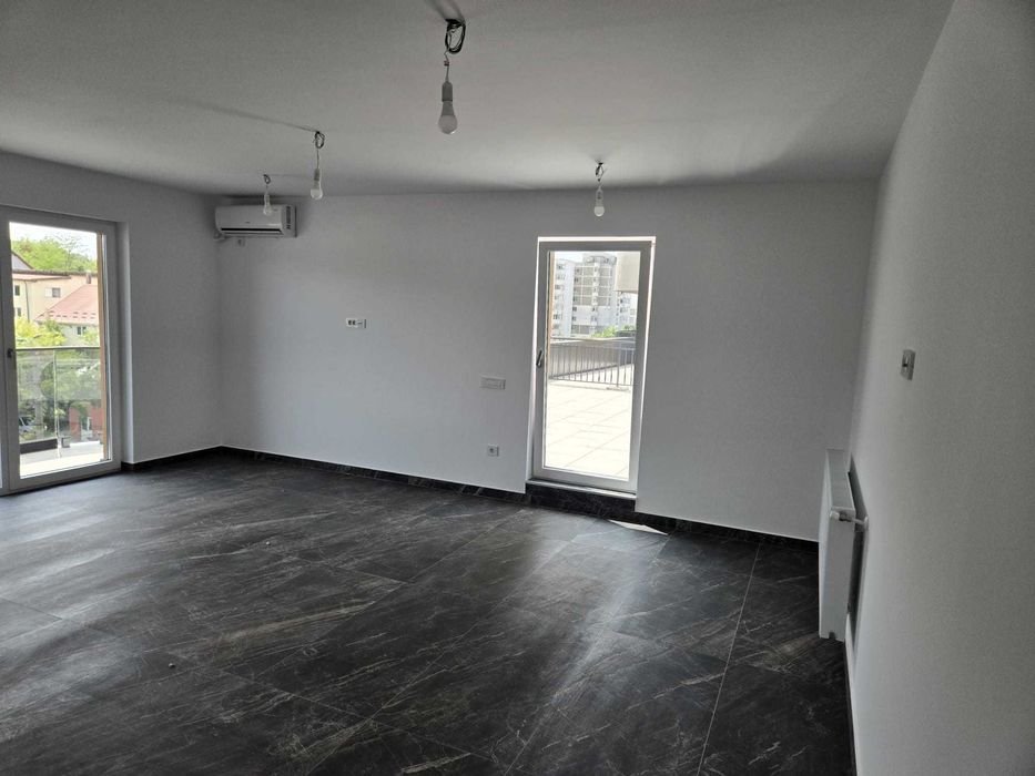 APARTAMENT 4 CAMERE DE INCHIRIAT se propune un apartament 100 mp arie utila, 4 camere 2 bai si terasa de 70 mp, in complexu Poitiers Towers.
