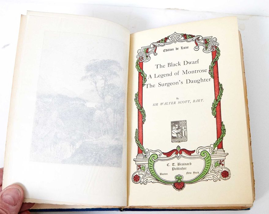 19 тома от произведенията на сър Уолтър Скот