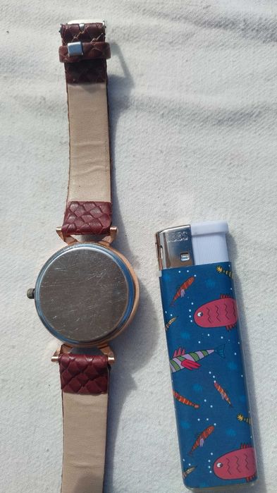 Дамски часовник с пчела