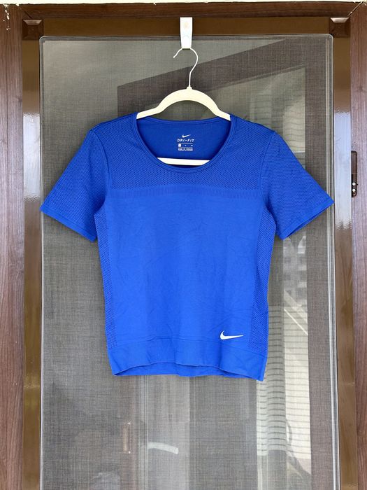 Дамска спортна тениска Nike Dri-Fit - размер S, Отлично състояние