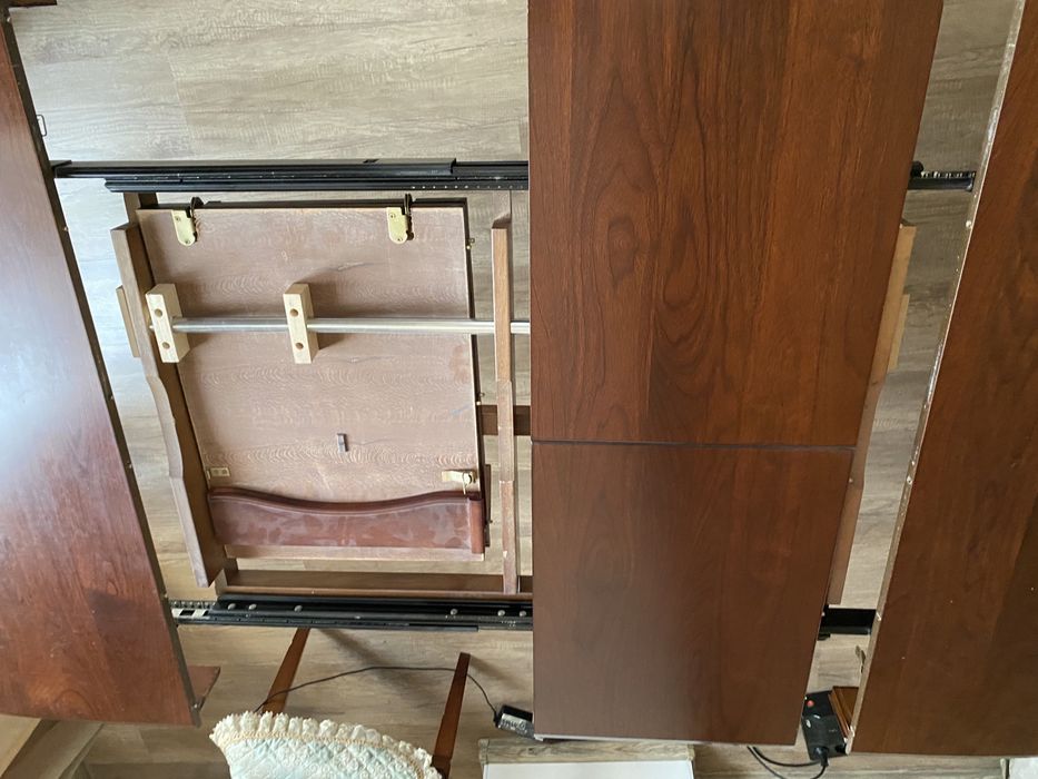 Стол из красного дерева