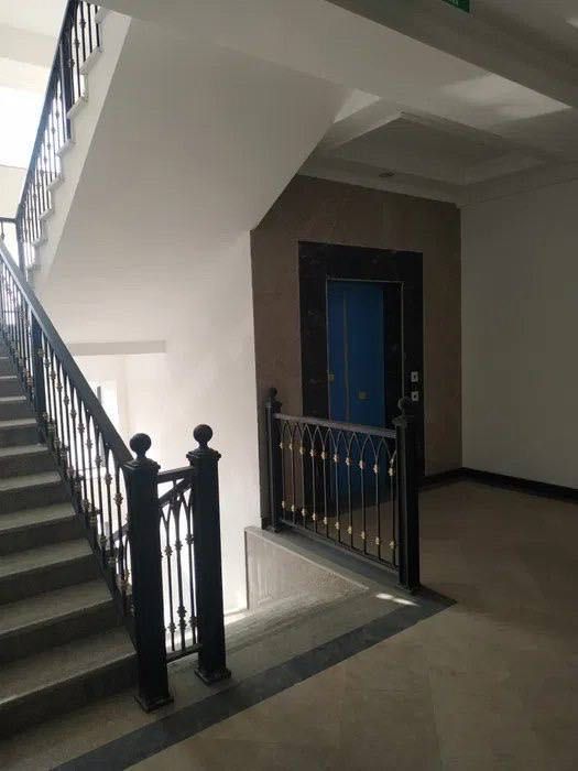 Wiston Продается 2 комнатаная квартира коробка  ул.Ниезбек Йули