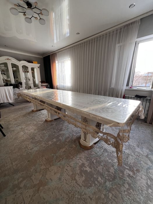 Продается авальный стол